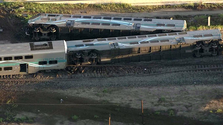 Al menos 30 heridos por descarrilamiento de tren en California (Fotos)