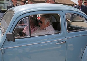 Mujica abandona presidencia de Uruguay, se va a casa en su antiguo Volkswagen (fotos)