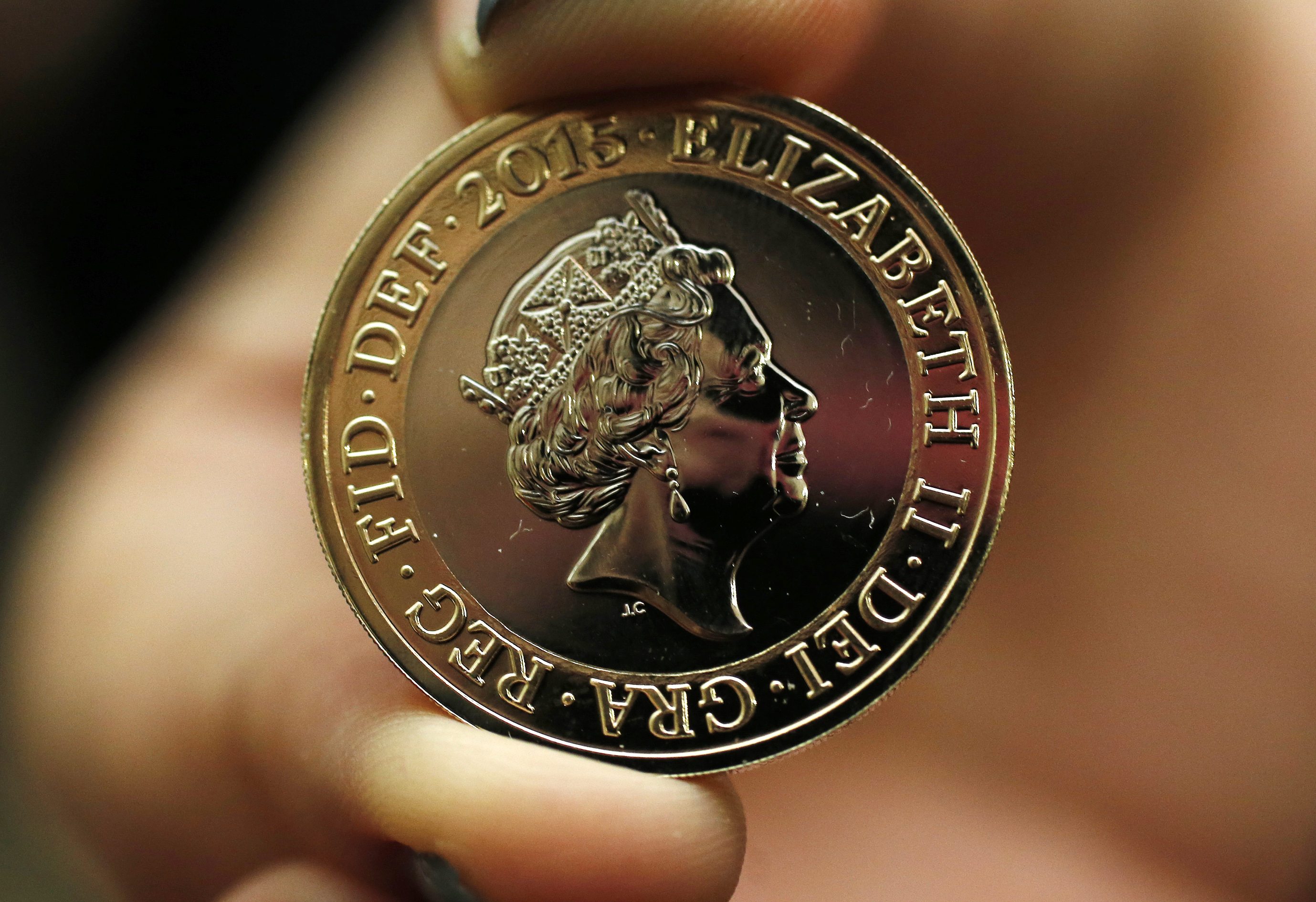 Las monedas británicas con nuevo retrato de la reina Isabel II (Fotos)