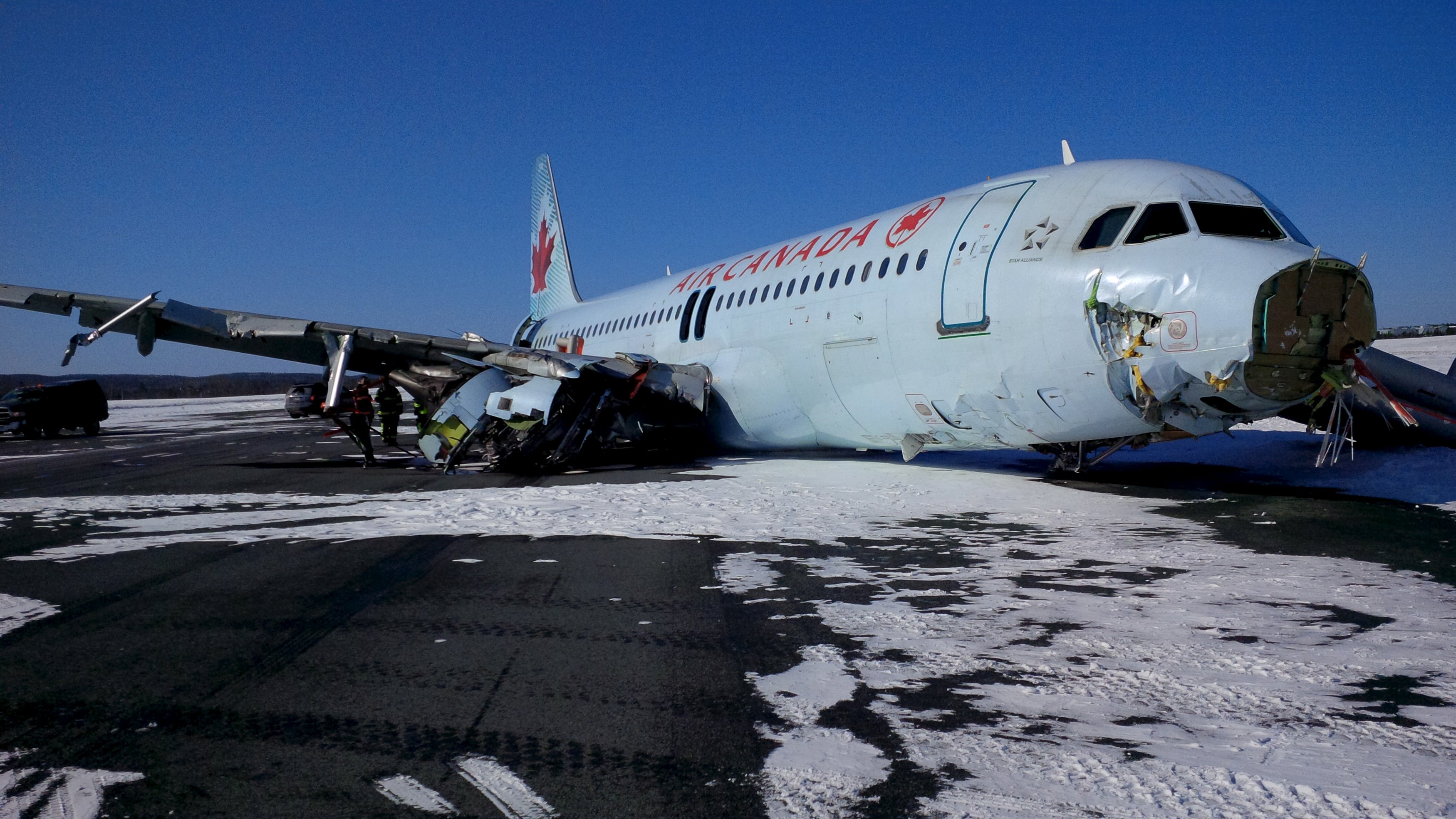 Así quedó el A320 de Air Canadá que se salió de la pista (Fotos)