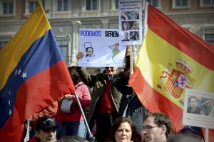 Cientos de personas manifiestan contra Podemos y el chavismo en Madrid (Fotos)