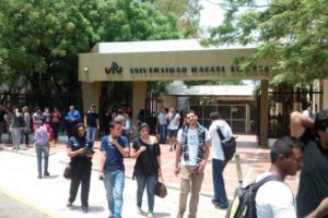 URU desaloja a estudiantes y suspende clases