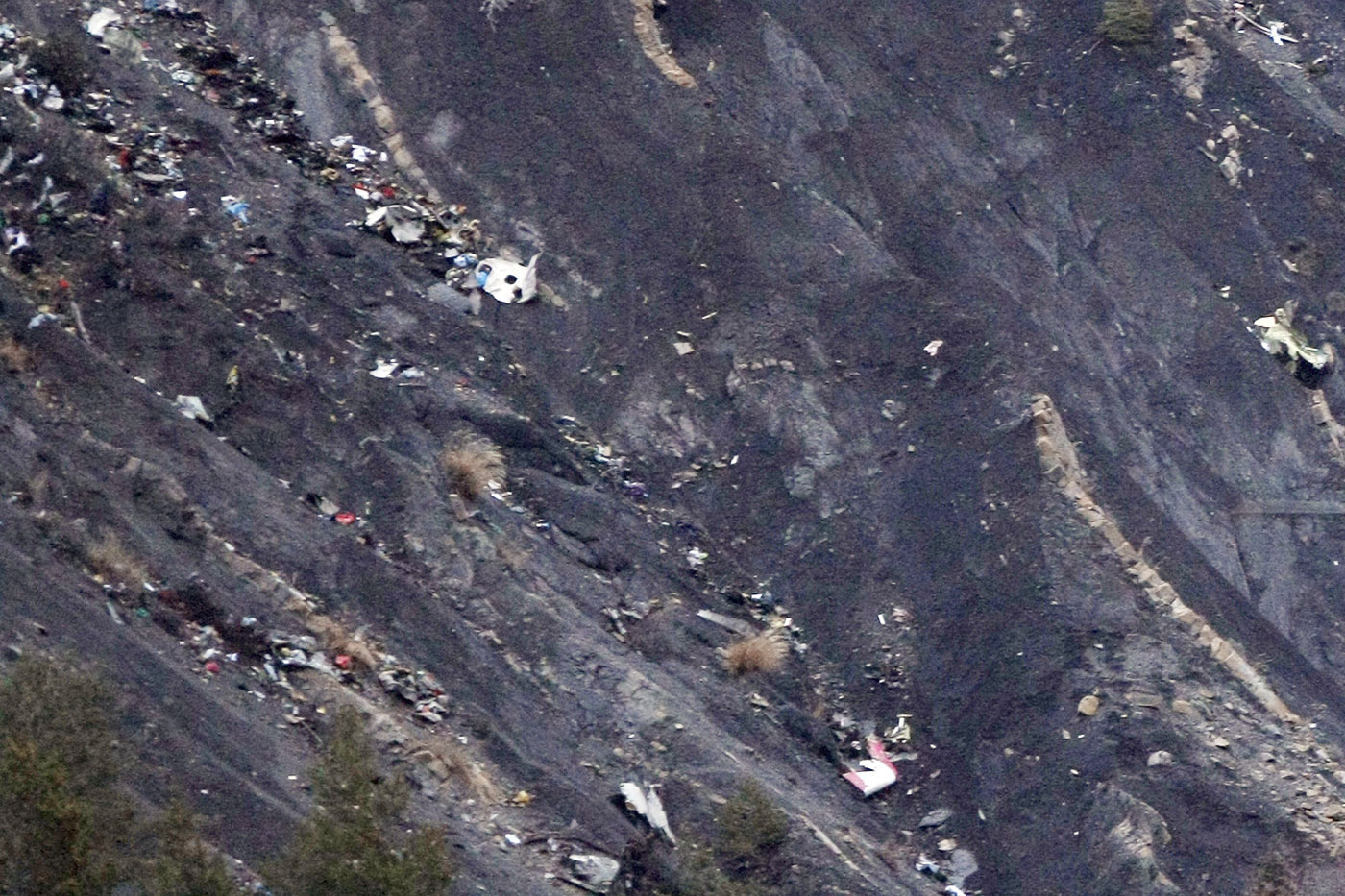 Un avión hecho trizas diseminado en la montaña (Fotos)