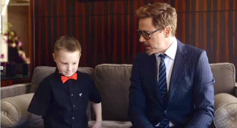 Una hermosa sorpresa… “Tony Stark” entrega brazo biónico a niño (Video)