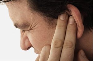 Por qué no deberías sacudir la cabeza cuando entra agua en el oído