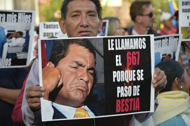 “¡Ecuador no es Venezuela”!, gritan miles de opositores en protesta contra Correa