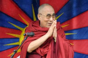 El Dalai Lama sobre ataques terroristas en París: Esto no se soluciona rezando