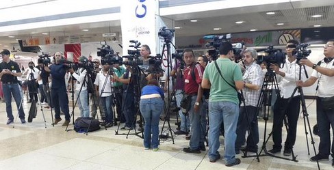 Así espera la prensa a Felipe González en Maiquetía (Foto)