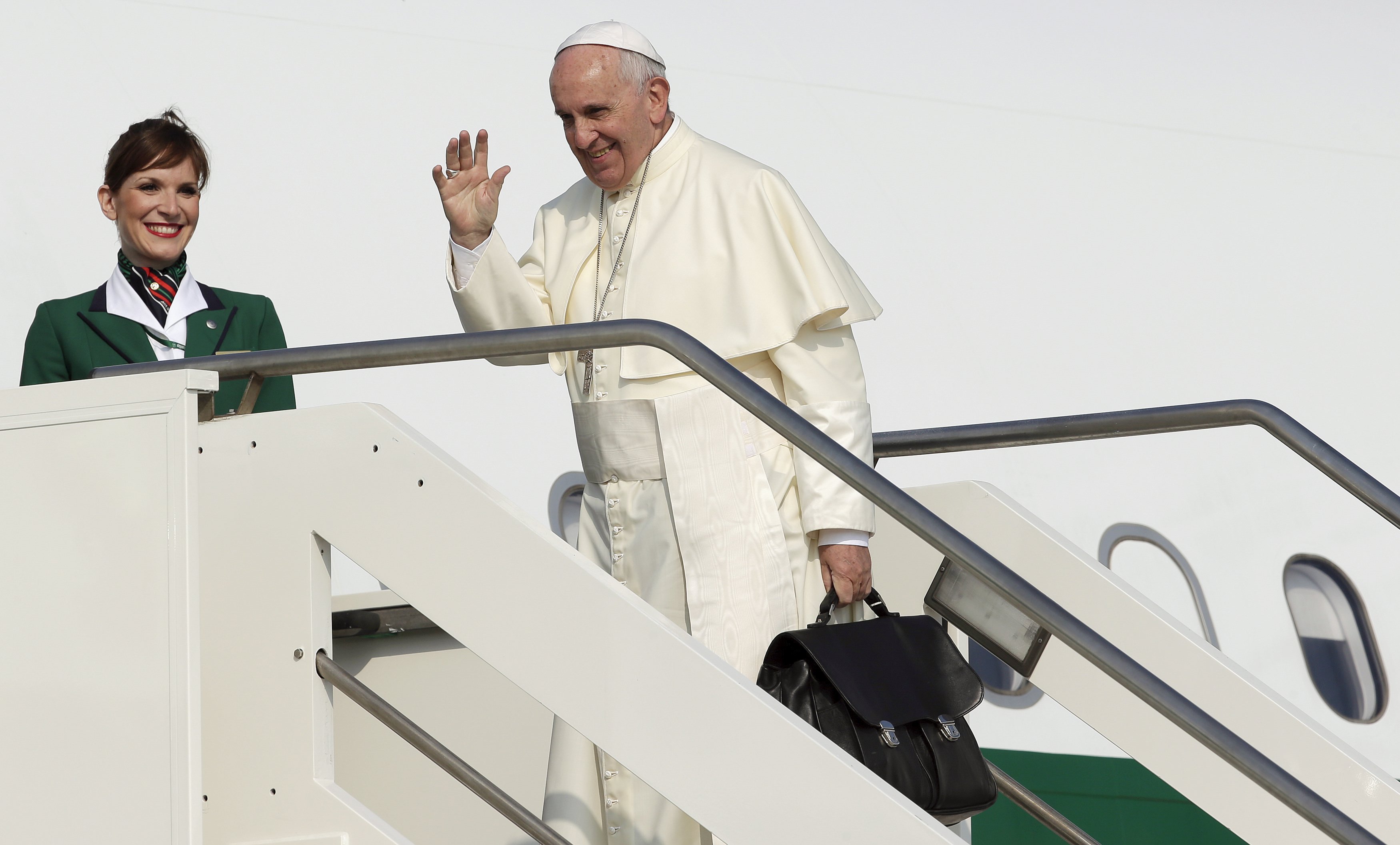 Con mensajes de esperanza el papa Francisco se despide de Ecuador rumbo a Bolivia