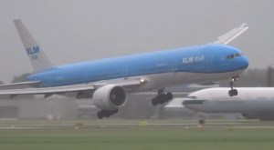 El impresionante aterrizaje de un Boeing 777 que se mece (VIDEO)