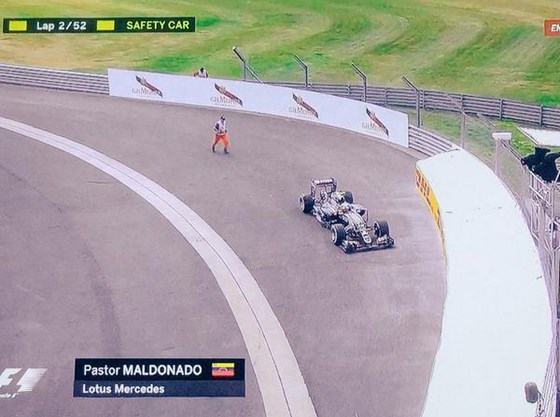 Pastor Maldonado se retira en la primera vuelta en Silverstone tras colisión