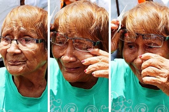 ¡Lamentable! Mujer de tercera edad rompe en llanto por las colas y la escasez de alimentos (Video)