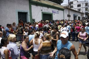 Persisten las colas para comprar alimentos en Táchira