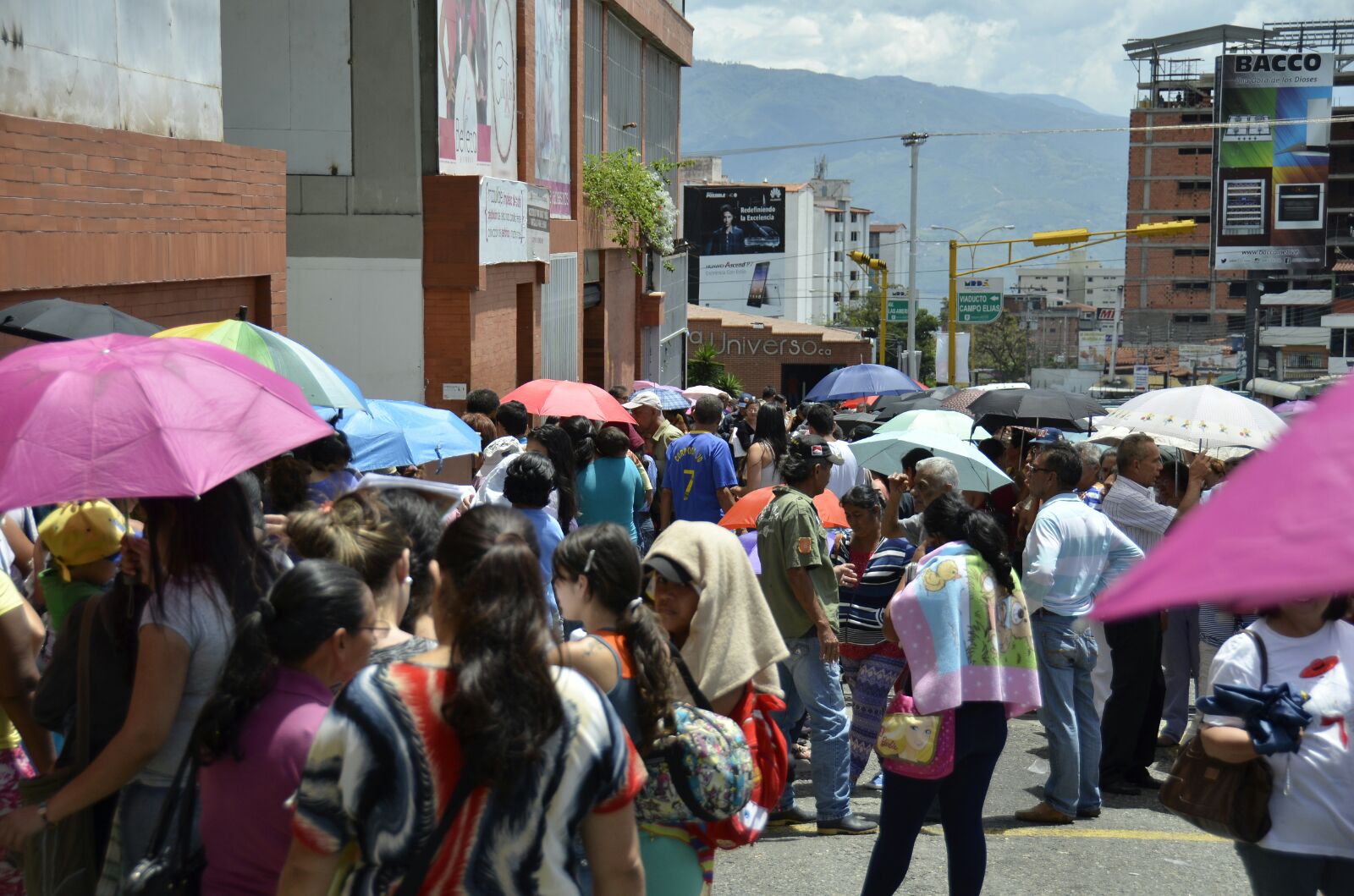 La mega cola nivel “patria” de este lunes en un automercado de Mérida (Fotos)