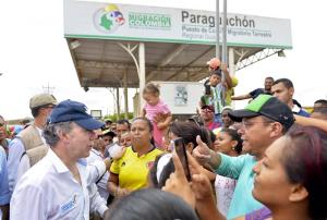 Gobierno colombiano asegura avances para reunión con Maduro y declara emergencia económica en Paraguachón