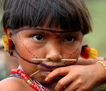 Niños indígenas mendigan en las calles de San Cristóbal