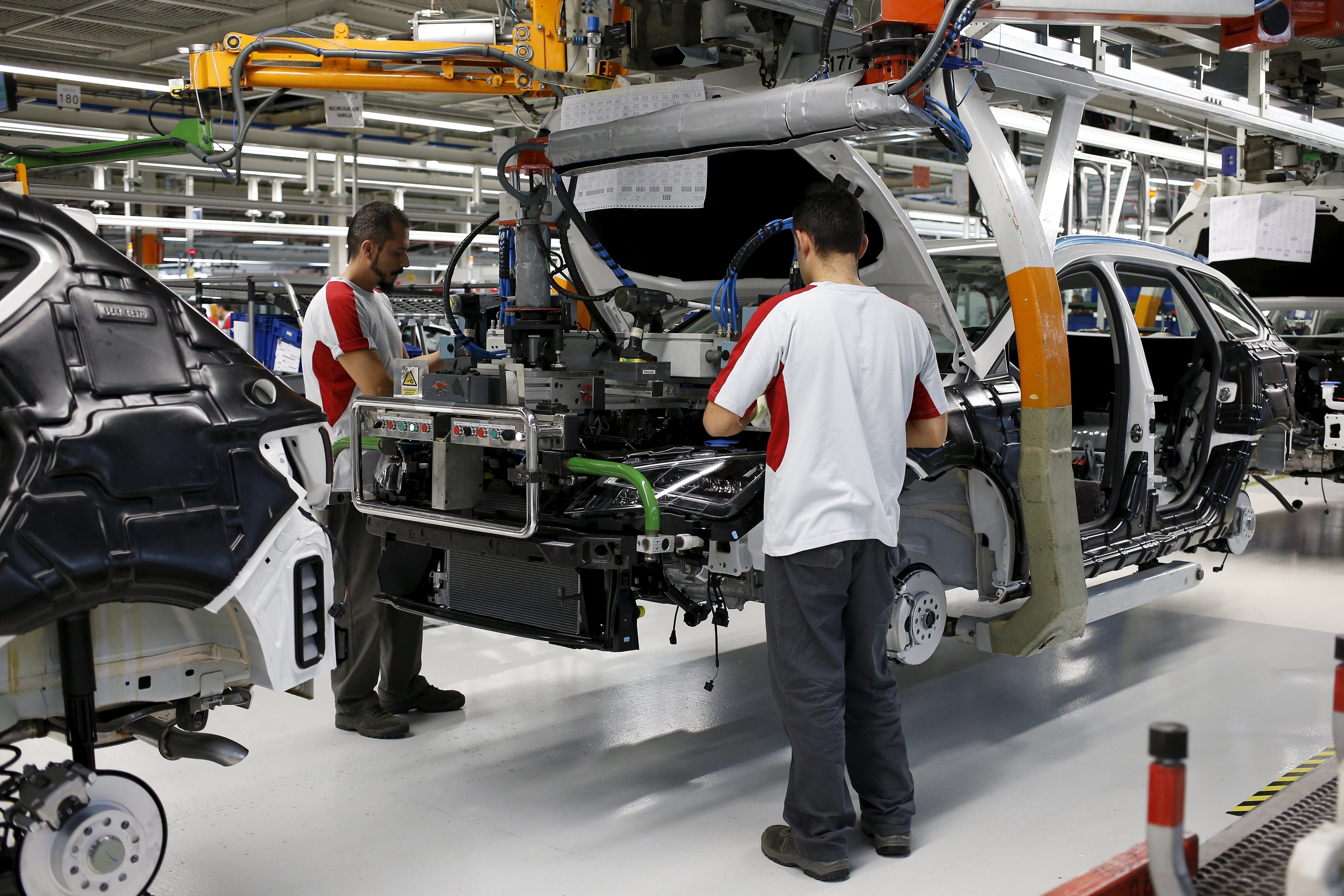 Volkswagen congela contrataciones y recorta turnos de producción