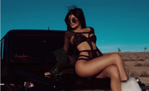¡Súper montada!… Kylie Jenner y su mega camionetota causan impacto en Instagram