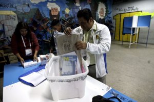 Nuevo presidente de Guatemala asumirá con arcas vacías y sin mayoría parlamentaria