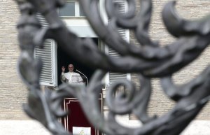 El Papa promete ayuda de la Iglesia para los refugiados que llegan a Europa