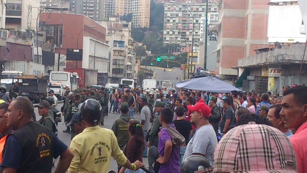 GNB confiscó mercancía en Quinta Crespo; comerciantes tomaron la calle (FOTOS)