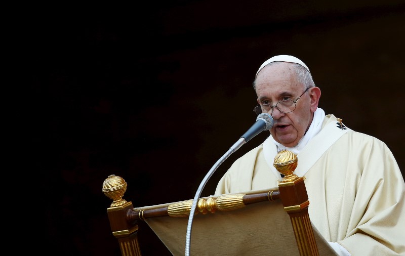 Papa pide mostrar compromiso y misericordia con los más necesitados