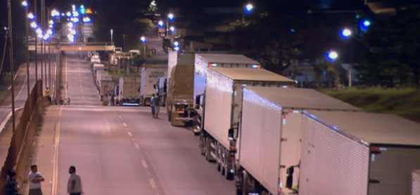 Brasil amanece con bloqueos en varias carreteras por huelga de camioneros
