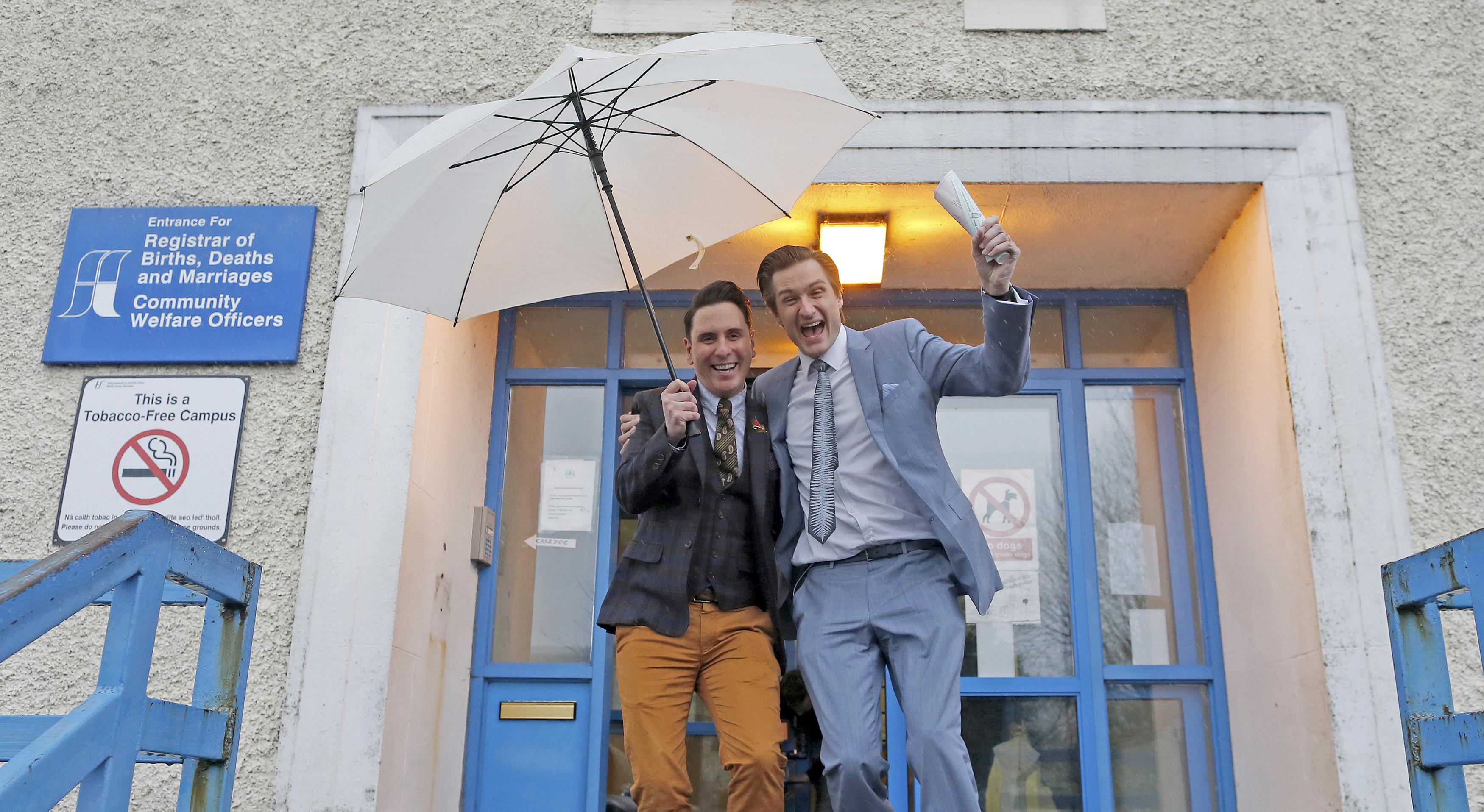 Primera pareja homosexual se casa en Irlanda (Fotos)