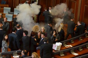 Lanzan lacrimógenas y gas pimienta en el parlamento de Kosovo (Fotos)
