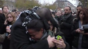 EMOTIVO: El abrazo entre franceses y musulmanes (Video)