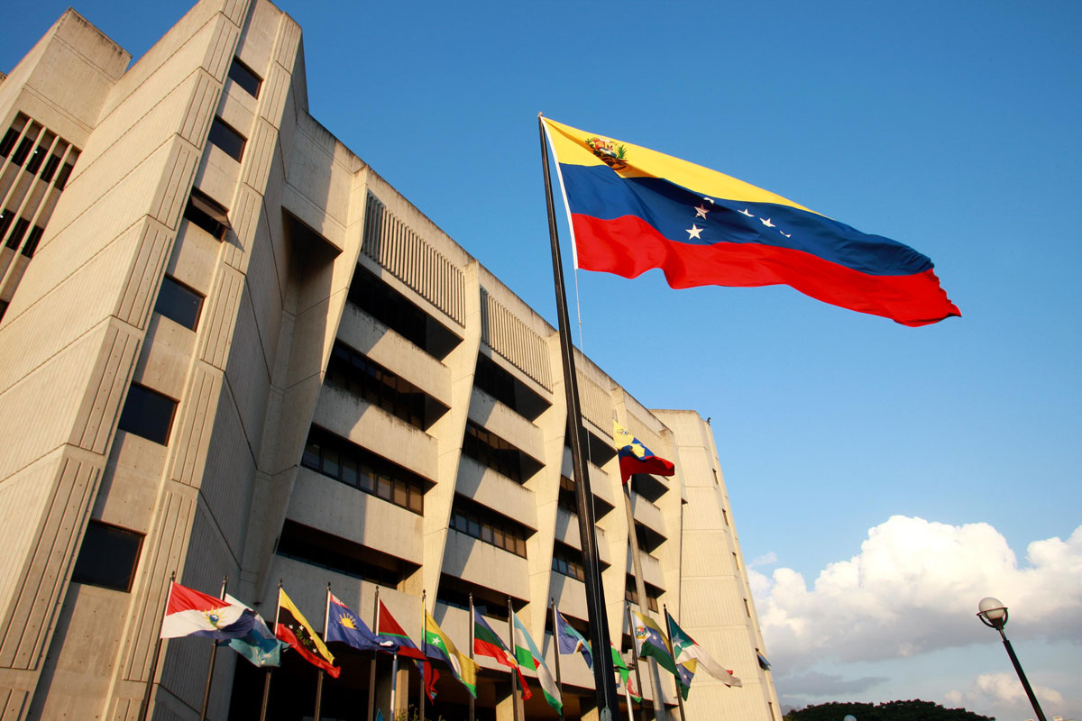 TSJ admite acción de la Procuraduría General y ordena a la AN abstenerse de hacer juicio político a Maduro