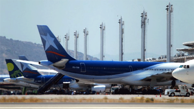 Demoras y vuelos cancelados en primer día paro de aeronáuticos en Chile