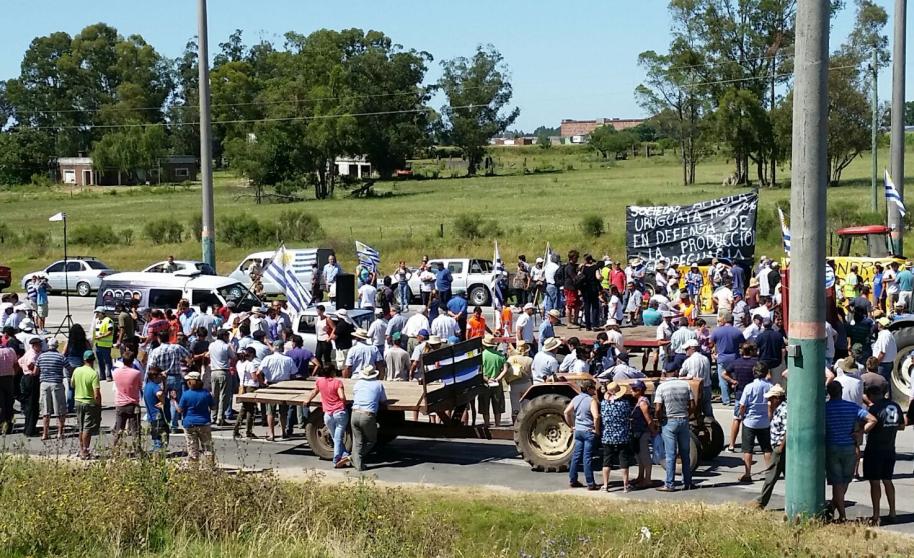 Productores trancan vías en Uruguay para exigir pago de deudas de Venezuela (FOTOS)