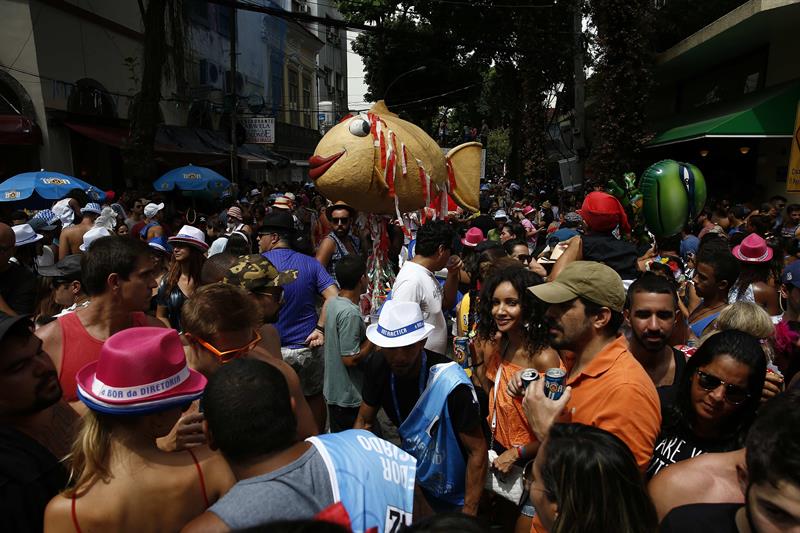Miles de personas y una piraña dan brío a un Río de Janeiro acalorado
