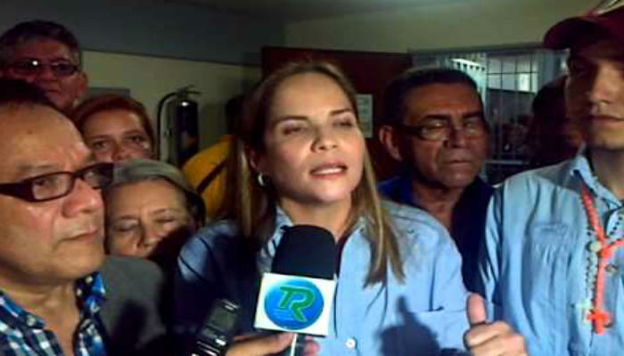 Diputada Martínez fue golpeada al verificar secuestro de su vehículo y chófer en el Comando de la GNB en Guanare
