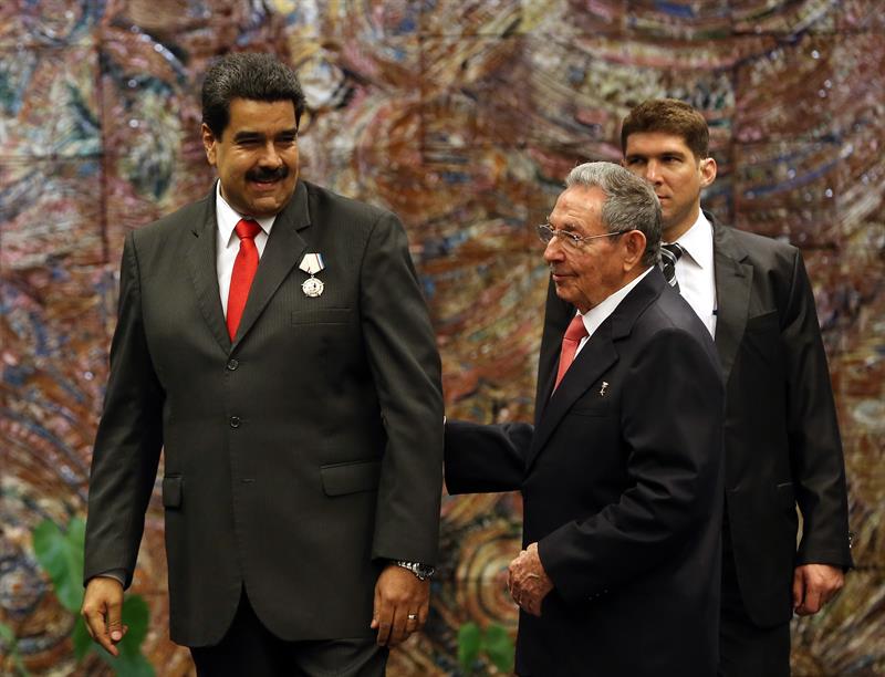 En una forzada visita, Maduro “reafirma” relaciones con Castro antes de que aterrice Obama