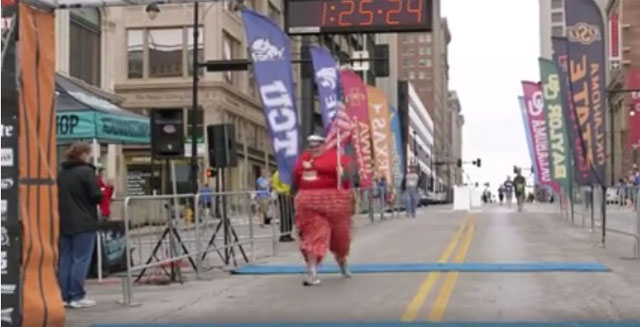 ¡Admirable! Pesa más de 280 kilos y su reto es correr una media maratón