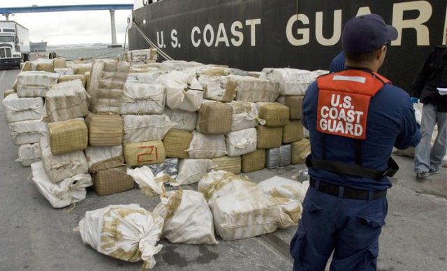 Detienen a tres venezolanos y un colombiano con 1.110 kilos de cocaína en el Caribe