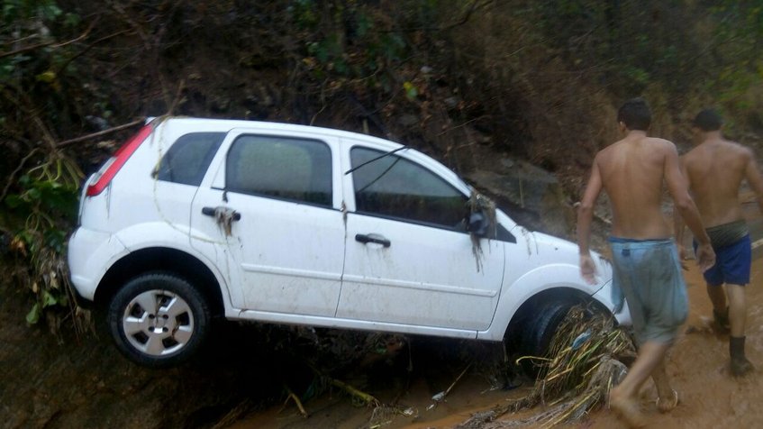 Rescatan familia arrastrada por desborde de río en la carretera vieja Petare-Guarenas