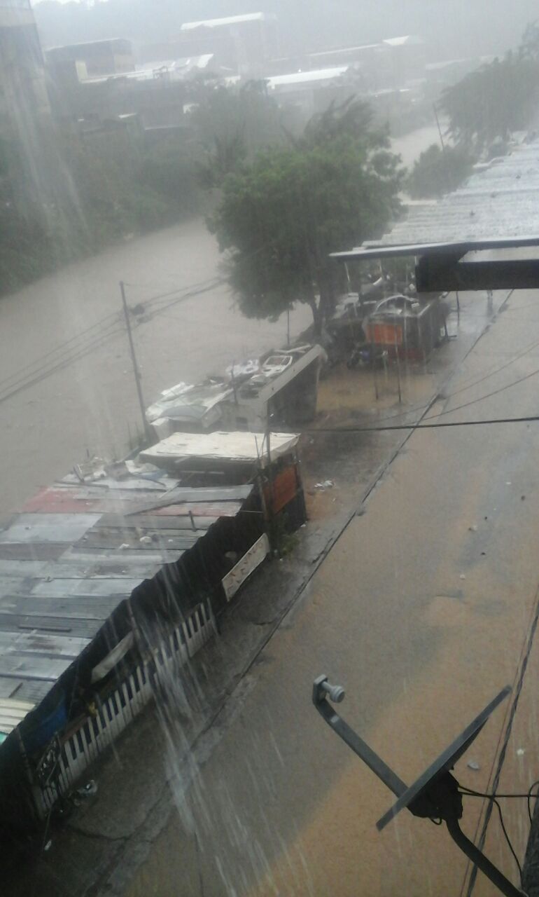 El Guaire se desbordó a la altura de El Llanito por fuertes lluvias (Fotos)