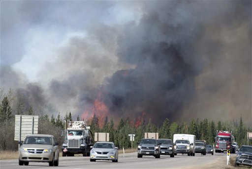 Aceleran evacuaciones ante incendio forestal en Canadá