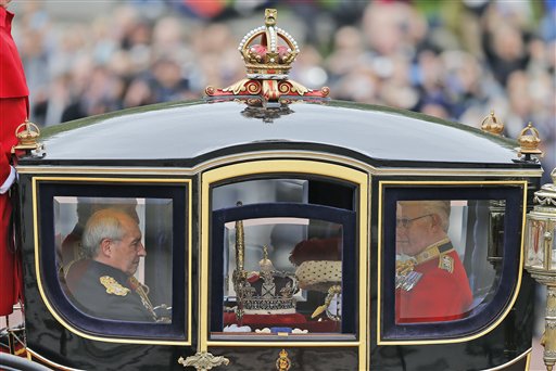 La Corona Imperial viaja en carroza desde el Palacio de Buckingham hacia el Parlamento en Londres, miércoles 18 de mayo de 2016, donde la reina Isabel se la colocará para su discurso anual. (AP Foto/Frank Augstein)