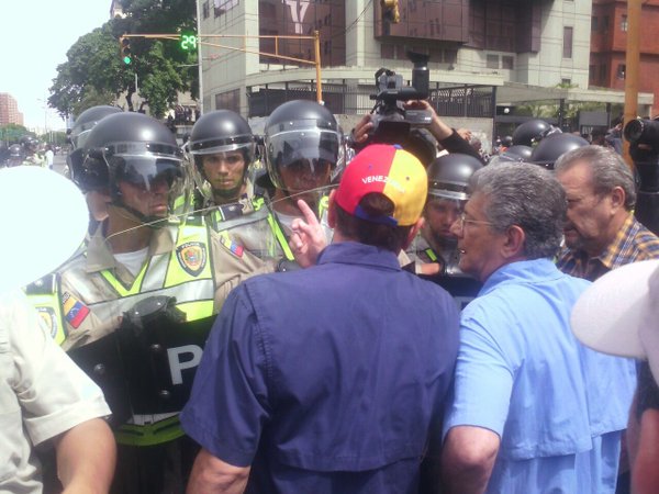 Ramos Allup y Capriles llegaron a la marcha en la avenida Libertador