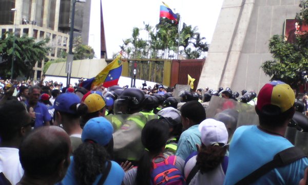 GNB lanza bombas lacrimógenas en concentración de Plaza Venezuela