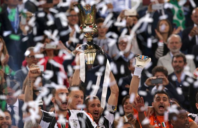 Football Soccer - Juventus v Milan - Italian Cup Final - Olympic stadium, Rome, Italy - 21/05/16 Juventus' players celebrate with the cup at the end of their match against AC Milan. REUTERS/Alessandro Bianchi