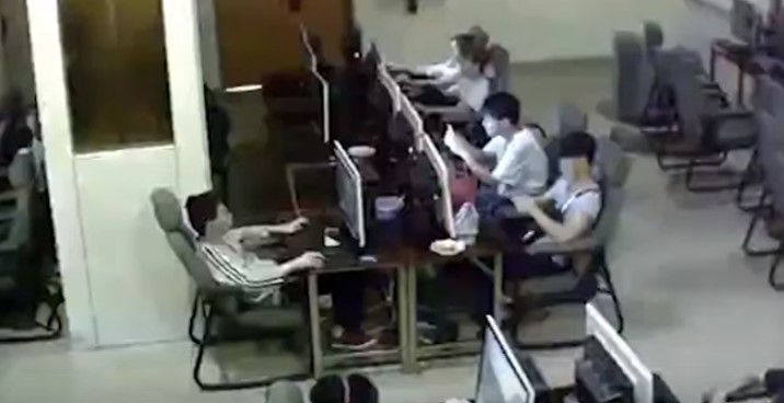 Mira cómo un joven muere electrocutado en un cibercafé (VIDEO)