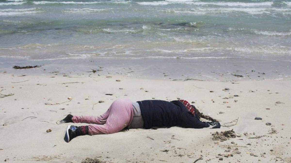 Al menos 104 cadáveres de migrantes hallados en una playa de Libia