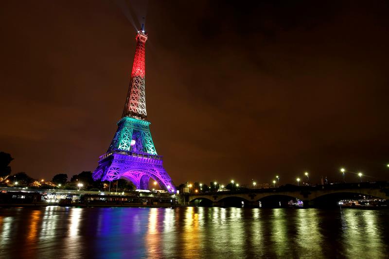 Torre Eiffel se iluminó con los colores del arcoíris en homenaje a las víctimas de Orlando (Fotos)