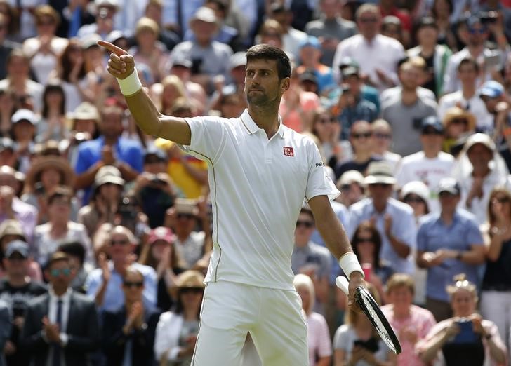 Djokovic inicia defensa de su título en Wimbledon con sólido triunfo