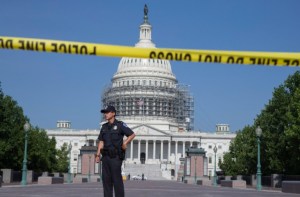 Hombre que amenazó con detonar bomba cerca del Capitolio de EEUU se entregó a la policía